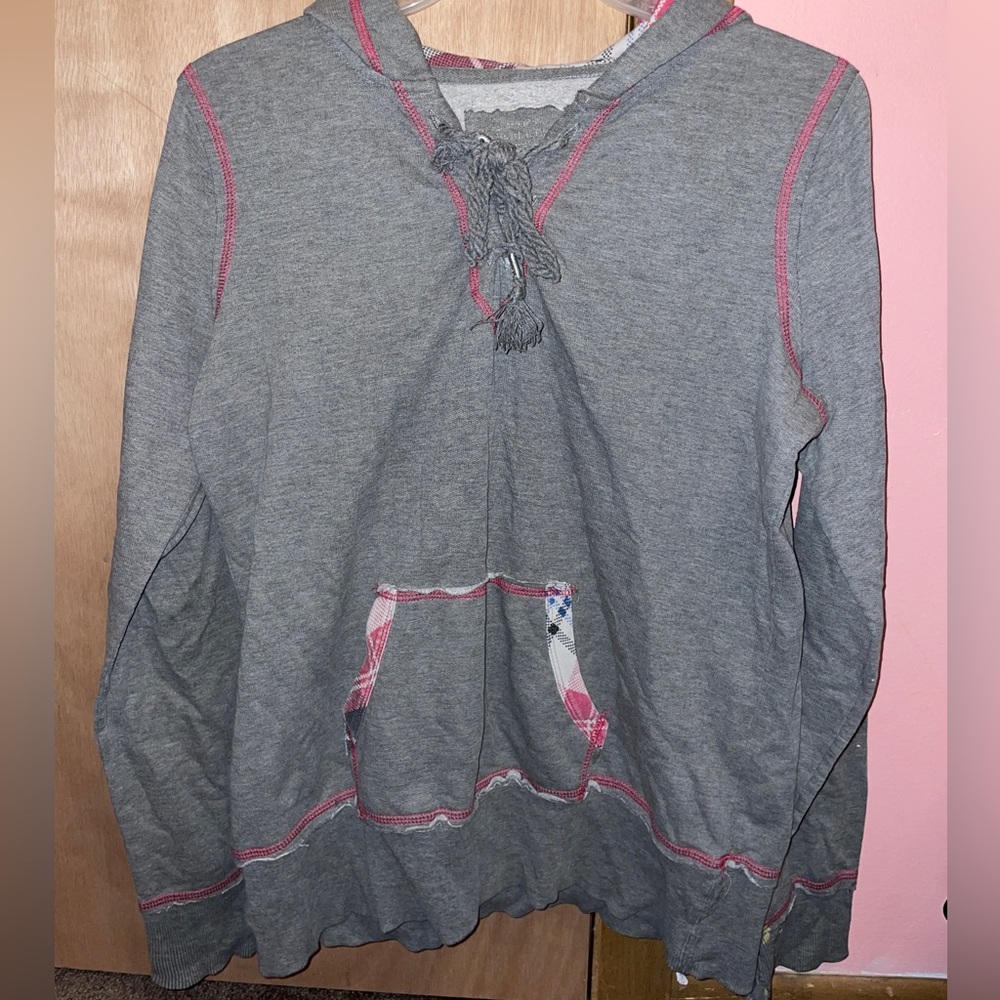 Grey sweatshirt        Red Plaid